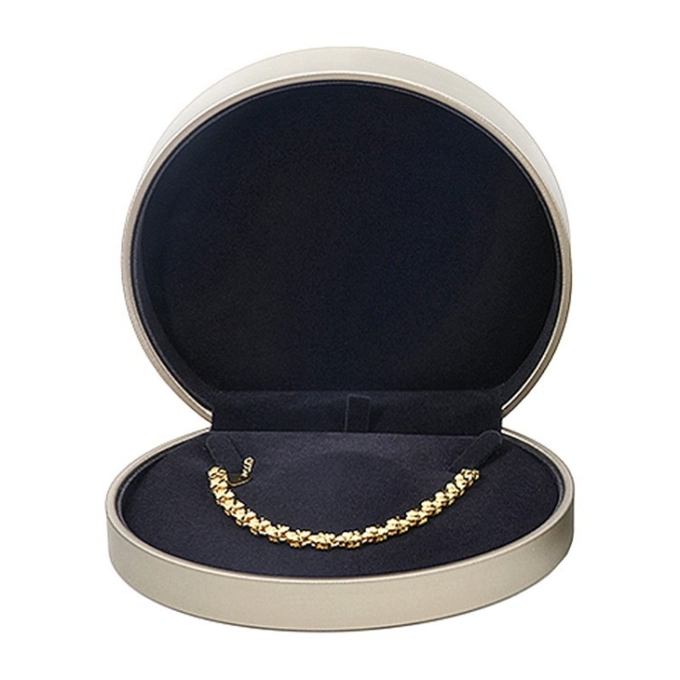 ECRIN CHAMPAGNE / INT. NOIR (COLLIER)